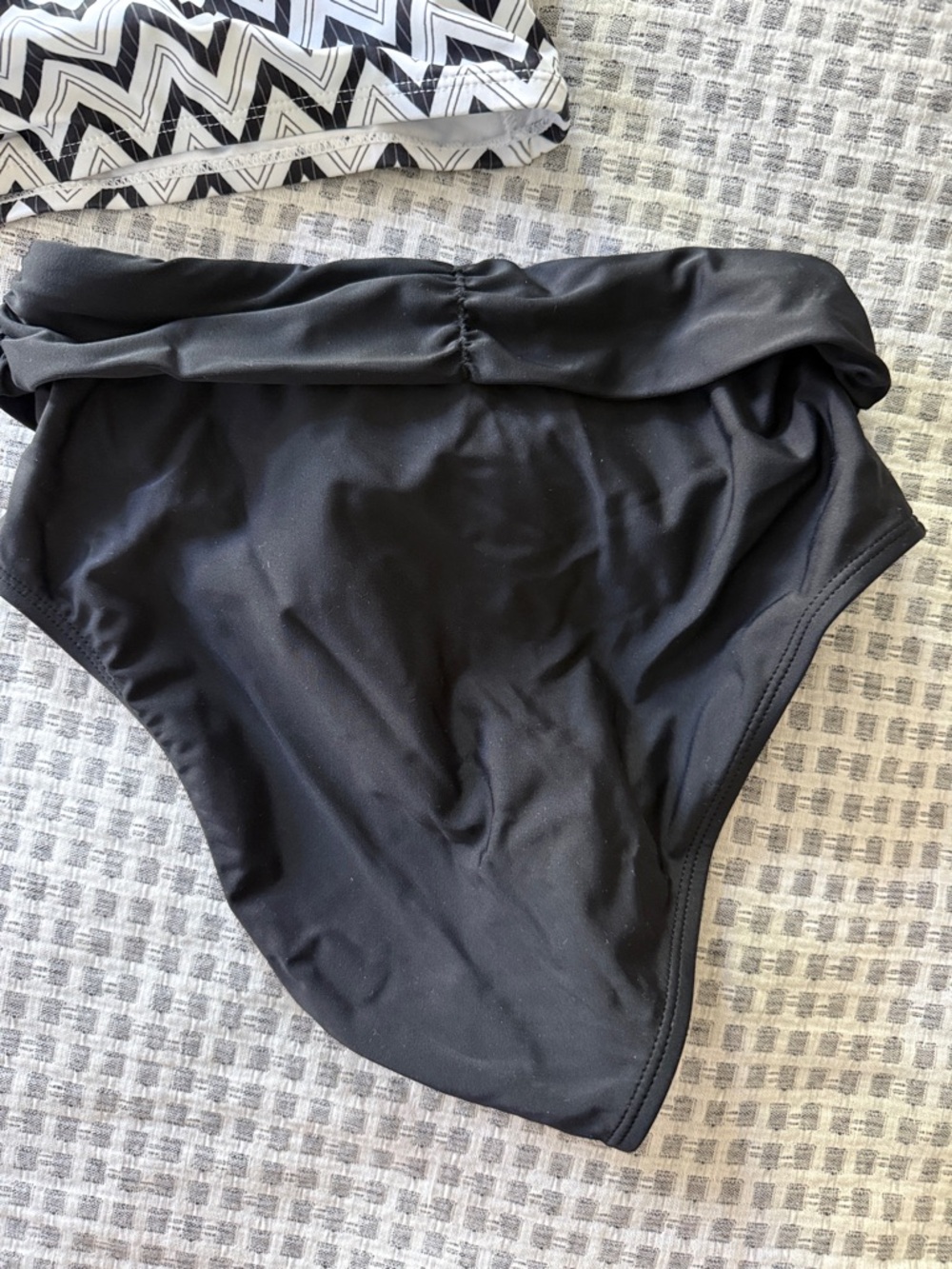 Cupshe Black & White Chevron Halter Bikini Set tummy control - Picture 5 of 8